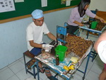 Puket Explorer  Cashewkerne Kerne werden aus der Frucht heraus gepresst (TH).